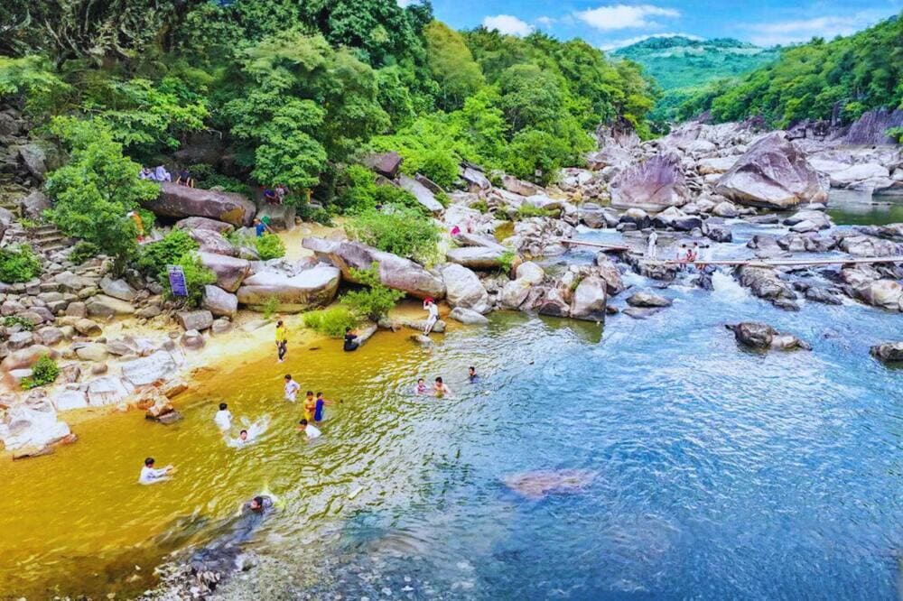 Du khách thỏa sức bơi lội trong dòng suối gần thác